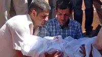 Sang ayah Abdullah Kurdi memakamkan putra tercintanya Aylan Kurdi di Suriah. (BBC)