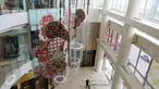 Pernak-pernik bernuansa Imlek menghiasi Senayan City, Jakarta, Jumat (5/2/2016). Senayan City menyambut perayaan Tahun Baru Cina (Imlek) dengan tema Lunar New Year "Oriental Red". (Liputan6.com/Herman Zakharia)