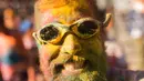 Ekspresi seorang pria yang wajahnya penuh cat saat mengikuti Festival Monsoon Holi di Madrid, Spanyol (5/8). Festival ini biasanya selalu dirayakan setiap awal musim semi. (AP Photo/Francisco Seco)