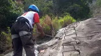 Seorang pemanjat tebing sedang berusaha menuju puncak Gunung Parang Desa Sukamulya, Kecamatan Tegalwaru, Purwakarta. (Liputan6.com/ Abramena)