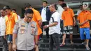 Tersangka kasus pencurian dengan pemberatan dihadirkan dalam rilis di Polda Metro Jaya, Jakarta, Selasa (23/7/2019). Polisi menyita tiga unit sepeda motor, dua pucuk airsoft gun, telepon genggam, dan alat-alat pembongkar kunci. (Liputan6.com/Immanuel Antonius)