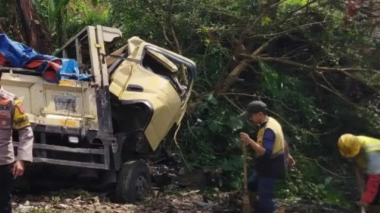 Kecelakaan dua truk di Jalan Raya Cianjur–Cugenang, tepatnya di Desa Cibeureum, Kecamatan Cugenang, Kabupaten Cianjur.