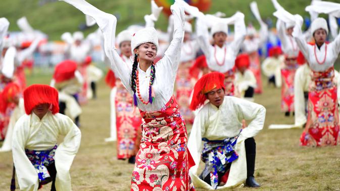Para seniman menampilkan tarian dalam upacara pembukaan Festival Pariwisata Shambhala ke-20 di Prefektur Otonom Etnis Tibet Gannan, Provinsi Gansu, China, 31 Agustus 2020. Festival Pariwisata Shambhala ke-20 dimulai di Padang Rumput Dangzhou pada Senin (31/8). (Xinhua/Chen Bin)