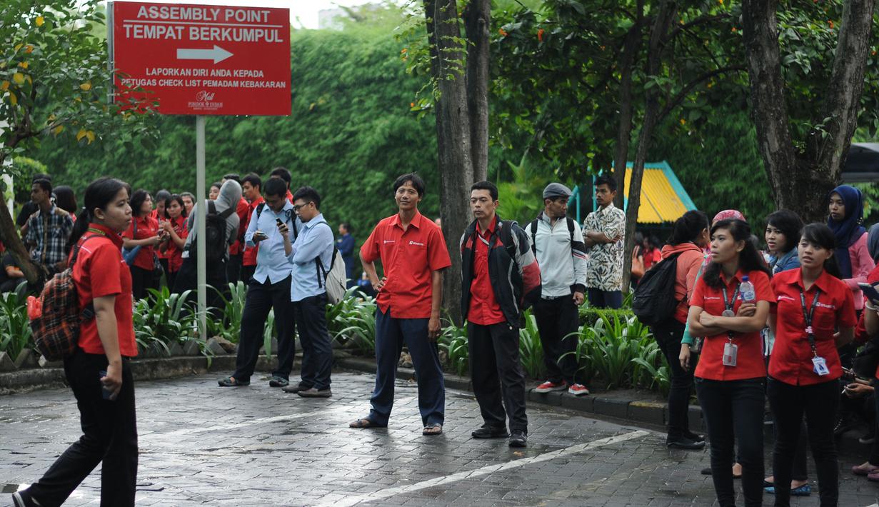Sebuah ruangan di lantai 2 pusat perbelanjaan Pondok Indah Mall (PIM) I, Jakarta Selatan terbakar pada Senin (20/4/2015). Tampak sejumlah karyawan pertokoan Pondok Indah Mall 1 berkumpul di titik kumpul evakuasi. (Liputan6.com/Helmi Fithriansyah)