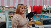Potret Pinkan Mambo Jualan Donat dan Ngamen di Mall Tangerang