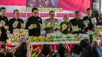 Karopenmas Divhumas Mabes Polri Brigjen Dedi Prasetyo (tengah) ditemani Wadir Tindak Pidana Narkoba Bareskrim Polri Kombes Krisno Siregar (tiga kiri) menunjukkan barang bukti kasus narkoba jaringan Malaysia-Indonesia di Bareskrim Mabes Polri, Jakarta, Selasa (9/7/2019). (Liputan6.com/Fazail Fanani)