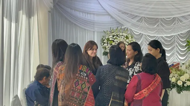 Marsha Aruan di rumah duka ibunda - © KapanLagi.com/Fikri Alfi Rosyadi