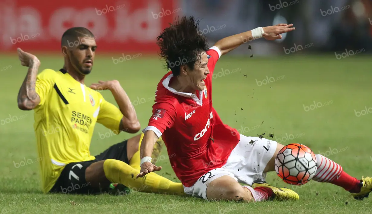 Pemain Persija, Hong Soon Hak (kanan), dilanggar pemain Semen Padang, Diego Santos, dalam laga Torabika Soccer Championship presented by IM3 Ooredoo di Stadion Utama Gelora Bung Karno, Jakarta, Minggu (8/5/2016). Persija menang 1-0. (Bola.com/Arief Bagus)