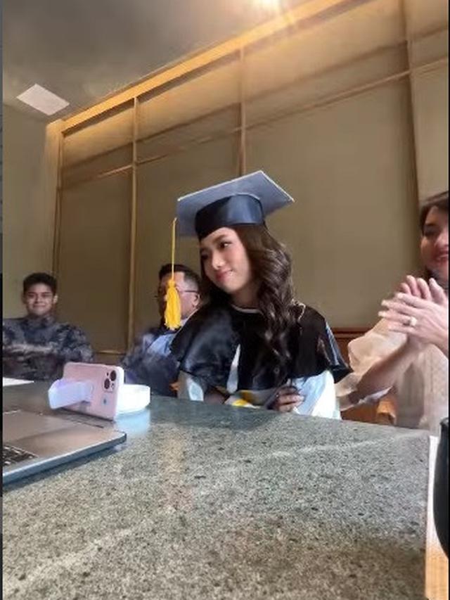 Jasmine Abeng, putri Ririn Ekawati lulus SMA (Foto: Instagram @ririnekawati)