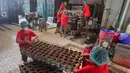 Kue keranjang, atau Nian Gao, merupakan penganan tradisional khas Imlek yang terbuat dari tepung ketan dan gula, dengan tekstur kenyal dan rasa manis yang legit. Tampak dalam foto, pekerja menyelesaikan pembuatan kue keranjang di Pabrik Kue Hoki, kawasan Sawangan, Depok, Jawa Barat, Rabu (11/2/2025). (merdeka.com/Arie Basuki)
