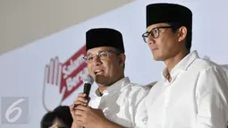 Cagub dan Cawagub DKI Jakarta, Anies Baswedan-Sandiaga Uno memberi ketarangan di kantor DPP Gerindra, Ragunan, Jakarta, Rabu (19/4). Anies-Sandi datangi kantor DPP untul rayakan kemenangan hitung cepat suara Pilkada DKI. (Liputan6.com/Yoppy Renato)