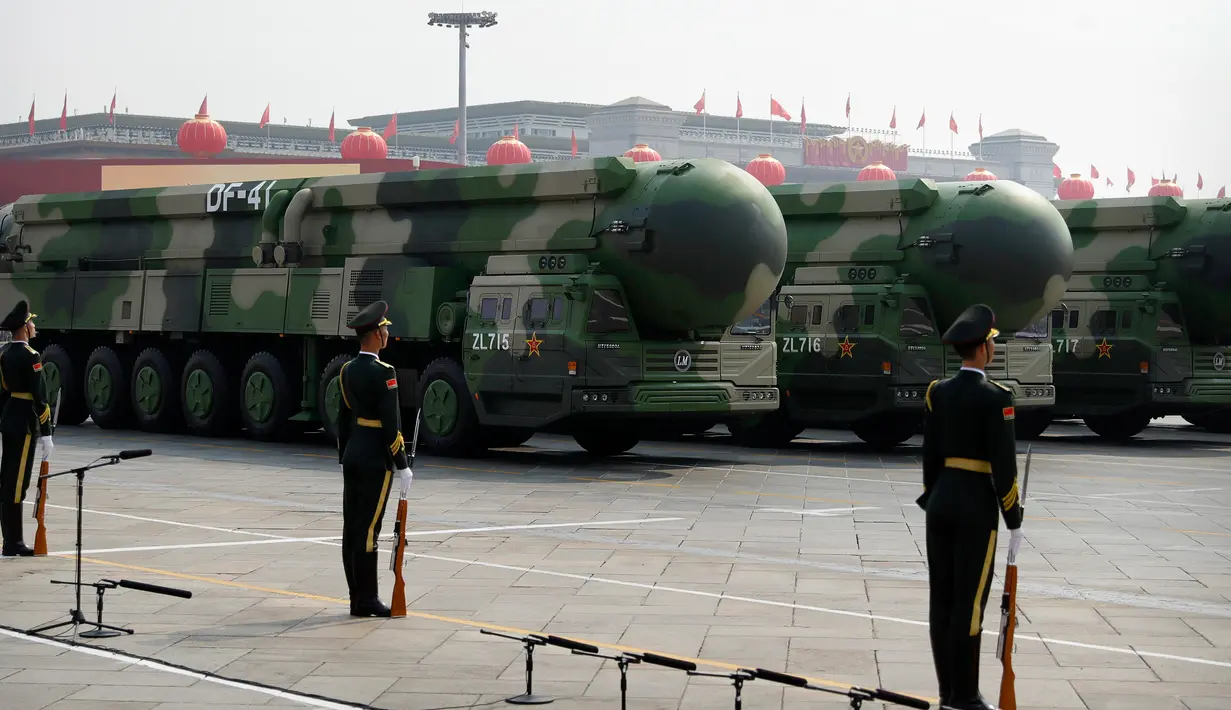 Kendaraan militer membawa rudal balistik DF-41 dalam parade HUT ke-70 RRC di Beijing, China, Selasa (1/10/2019). DF-41 mampu menjangkau daratan Amerika Serikat. (AP Photo/Mark Schiefelbein)