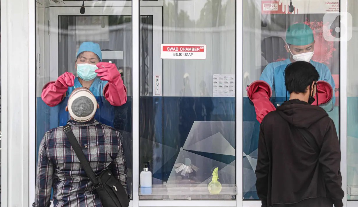 Warga mengikuti tes usap (swab test) COVID-19 di GSI Lab (Genomik Solidaritas Indonesia Laboratorium), Cilandak, Senin (19/10/2020). Pemprov DKI dan DPRD DKI Jakarta berencana mengatur sanksi denda Rp 5juta bagi warga yang menolak rapid test maupun swab test atau tes PCR (Liputan6.com/Faizal Fanani)