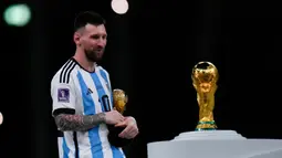 Pemain Argentina Lionel Messi memegang trofi penghargaan Bola Emas usai melawan Prancis pada pertandingan sepak bola final Piala Dunia 2022 di Stadion Lusail, Lusail, Qatar, 18 Desember 2022. Lionel Messi dinobatkan sebagai peraih Bola Emas atau Golden Ball sebagai perlambang pemain terbaik selama Piala Dunia 2022 setelah memimpin Argentina menaklukkan Prancis dalam babak final. (AP Photo/Petr David Josek)