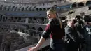 Petenis asal Rusia, Maria Sharapova melihat suasana di Colosseum, Roma, Italia (14/5). Jelang turnamen tenis Italia Terbuka Sharapova menyempatkan jalan-jalan ke tempat bersejarah tersebut. (AP Photo / Gregorio Borgia)
