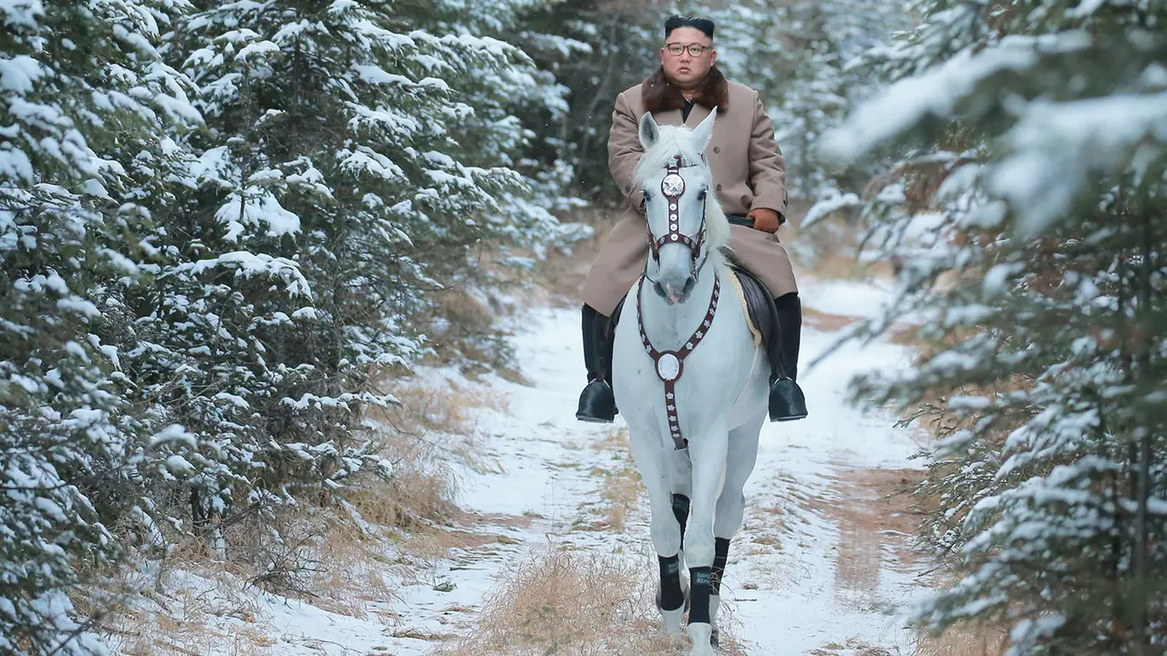Gaya Kim Jong-un Saat Naik Kuda Putih Menyusuri Gunung Salju