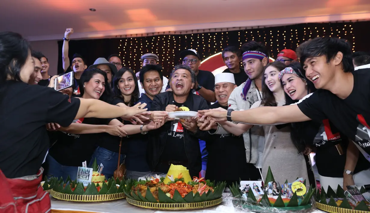 Sebelumnya, para pemain sinetron Anak Langit juga melakukan kegiatan sosial. Diantaranya Yayasan Harapan Valencia Care Cancer Tebet, Yayasan Sasana Tresna Werdha Ciracas, Panti Tuna Ganda Depok dan masih banyak lagi. (Nurwahyunan/Bintang.com)