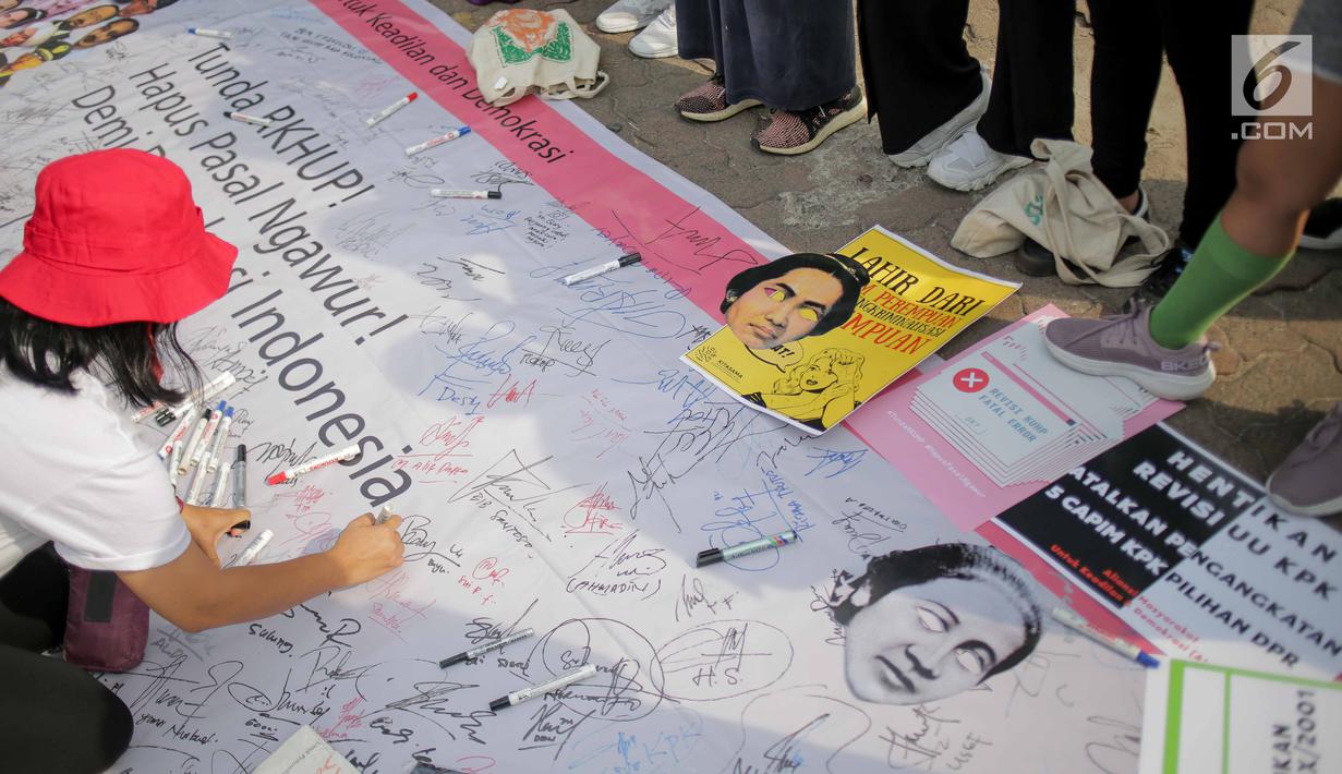 Massa yang tergabung dalam Aliansi Masyarakat Sipil untuk Keadilan dan Demokrasi menggelar aksi saat car free day (CFD) di kawasan Bundaran HI, Jakarta, Minggu (15/9/2019). Massa mengatakan RUU KUHP berpotensi digunakan untuk mengkriminalisasi korban kekerasan seksual. (Liputan6.com/Faizal Fanani)