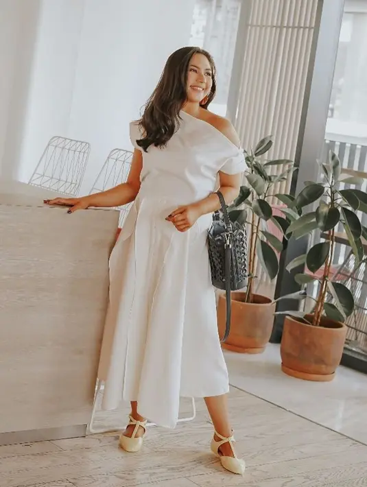 "Kalau di luar negeri kan, otomatis harus belajar untuk melakukan semua sendiri, nggak ada Mbak (asisten rumah tangga) di luar, terus juga kayaknya bisa belajar banyak budaya saja di luar," tuturnya.  (Instagram/jscmila)