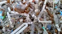 Pemulung masih saja nekat meski sudah diberitahu jika limbah medis, seperti jarum suntik bekas, berbahaya bagi kesehatan mereka. (Liputan6.com/Panji Prayitno)