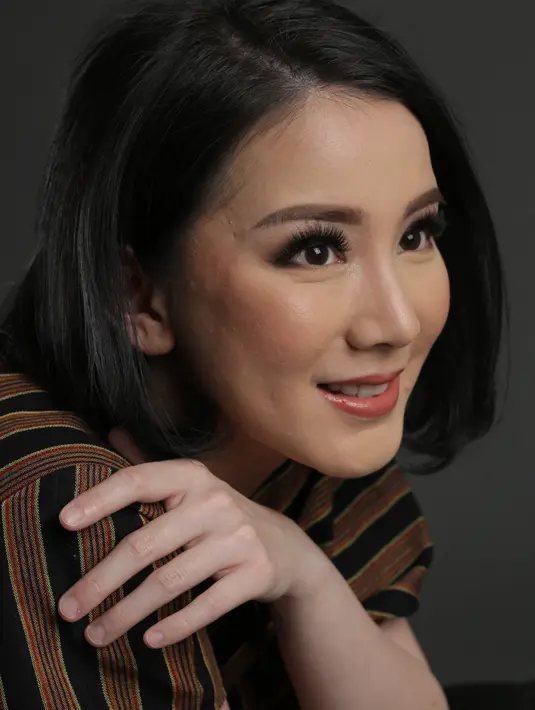 Menikah muda dirasakan pesinetron Jill Gladys. Saat itu, ia menikah dalam usia 19 tahun. Sedangkan sang suami Yuan Wibowo berusia 22 tahun. Kisah cintanya membuahkan seorang anak yang diberinama, Lord Damien Firston. (Adrian Putra/Bintang.com)