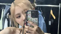 Para anggota Blackpink sepertinya suka melakukan mirror selfie, seperti Rose misalnya. Dia berfoto di ruang kostum konser Born Pink di Macau. (Foto: Instagram/ roses_are_rosie)