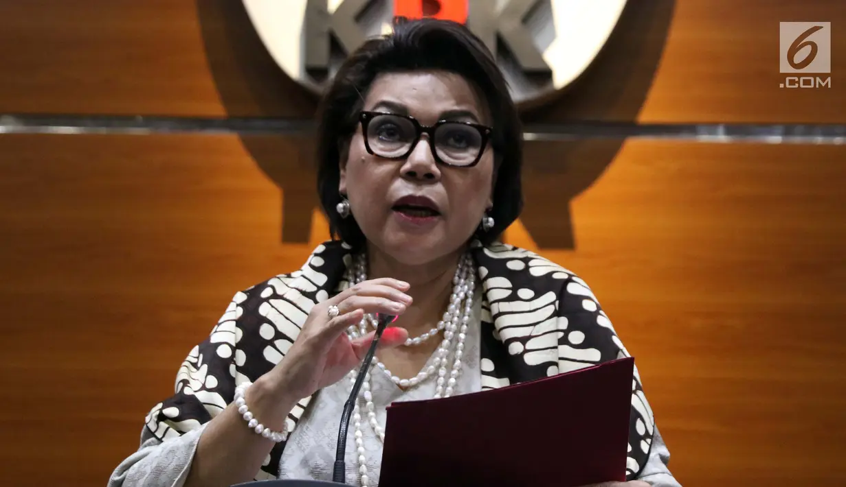 Wakil Ketua KPK, Basaria Panjaitan memberi keterangan hasil Operasi Tangkap Tangan (OTT) terkait pengisian jabatan perangkat daerah di lingkungan Pemkab Kudus, Gedung KPK Jakarta, Sabtu (27/7/2019). KPK menetapkan tiga tersangka, termasuk Bupati Kudus, M Tamzil. (Liputan6.com/Helmi Fithriansyah)