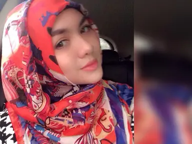 Vicky Shu tampil anggun dan menawan saat mengenakan hijab bermotif abstrak dengan warna dominan merah. (Instagram.com/Vickyshu)