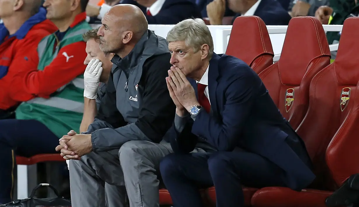 Pelatih Arsenal Arsene Wenger menyaksikan timnya bertanding melawan melawan Leicester City pada laga perdana pertadingan Liga Inggris di  Stadion Emirates, London (11/8). Arsenal berhasil mengalahkan Leicester City dengan skor 4-3. (AFP/Ian Kington)