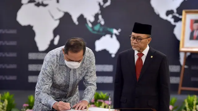 Presiden Joko Widodo (Jokowi) menunjuk Zulkifli Hasan menjadi Menteri Perdagangan. Zulkifli Hasan dalam serah terima jabatan di Kementerian Perdagangan. (Dok. Kemendag)