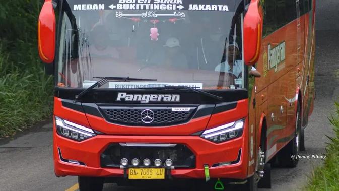 Seperti Discovery, ini adalah versi full-body dari sasis bermesin depan dengan bahasa desain yang mirip dengan jajaran SR3.  Perbedaannya terlihat pada bagian depan dimana terdapat gril berukuran besar sebagai jalan masuknya udara ke dalam mesin.  (Sumber: Instagram/@jhonnyesmond19)