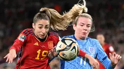 Pemain Timnas Inggris, Lauren Hemp (kanan), berebut bola dengan pemain Timnas Spanyol, Olga Carmona (kiri), dalam pertandingan final Piala Dunia Wanita 2023 yang berlangsung di Stadium Australia, Sydney, Minggu (20/8/2023). (AFP/William West)