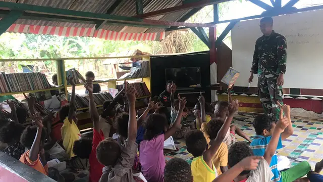 Satgas Pamtas RI-PNG Yonif 411 Kostrad Berikan Bimbel Kepada Anak-Anak Sekolah