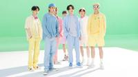 Salah satu busana yang dipakai BTS di video klip Dynamite. (dok. Facebook/BANGTAN.OFFICIAL)