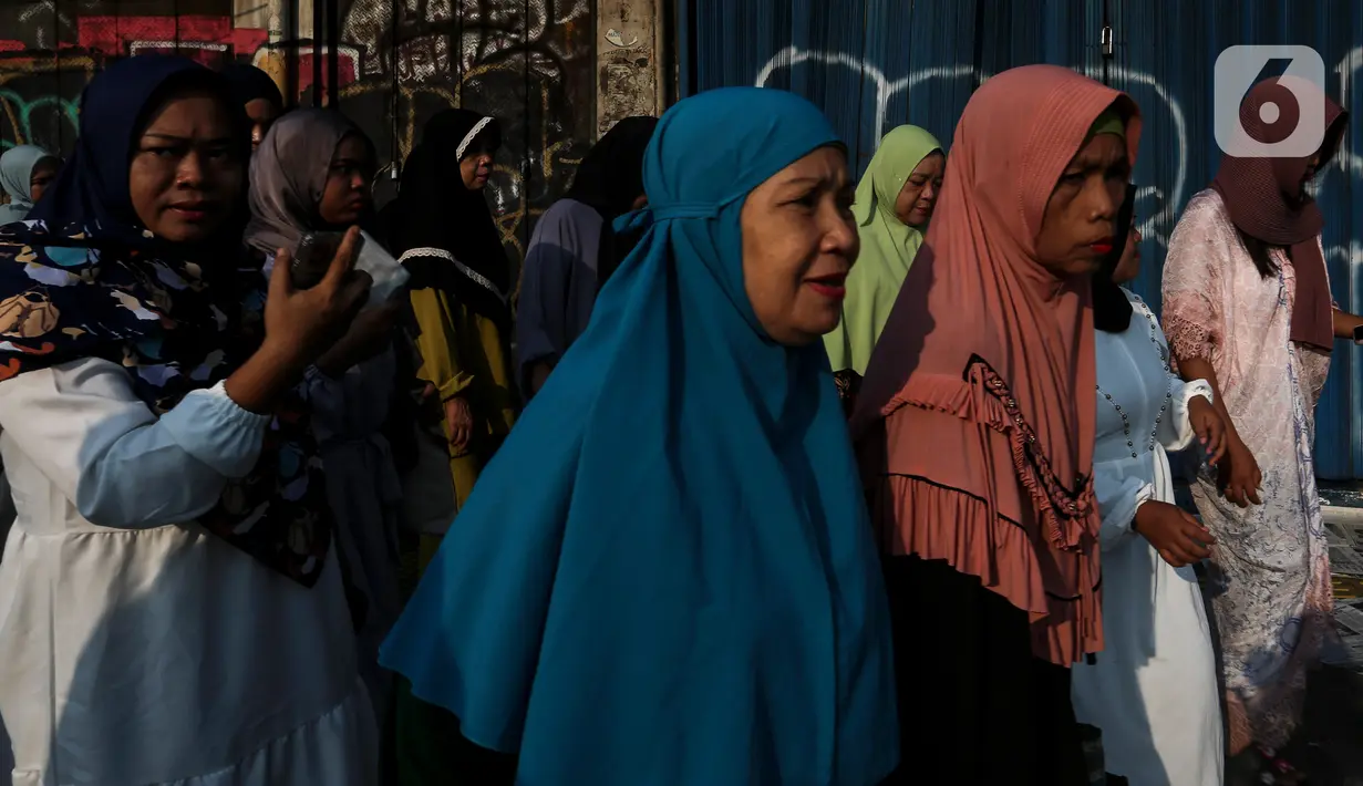 Warga berbondong-bondong memadati kawasan tersebut untuk melakasanakan Sholat Idul Fitri 1444 H. (Liputan6.com/Johan Tallo)