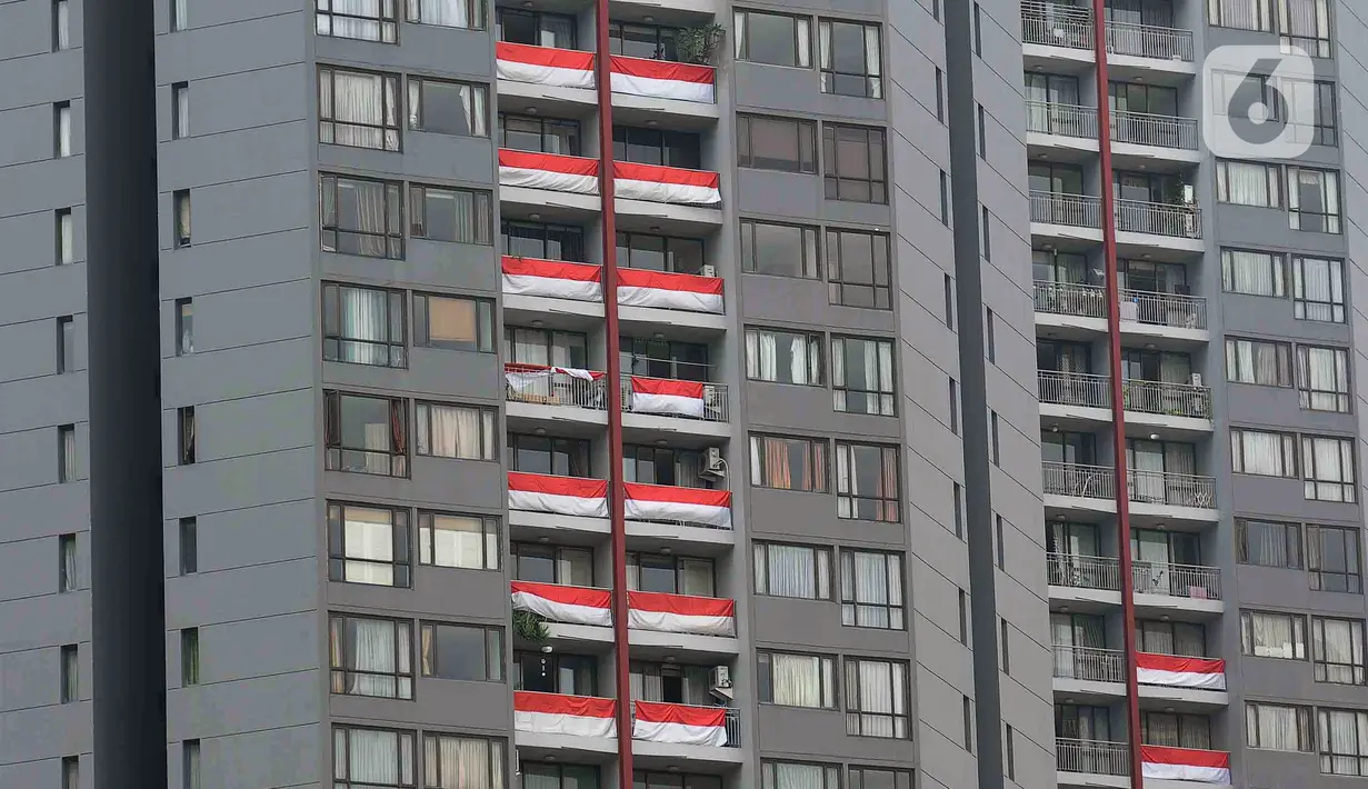 Pemasangan bendera Merah Putih di pemukiman vertical seperti apartemen itu merupakan bentuk partisipasi warga untuk memeriahkan peringatan HUT ke-78 RI. (merdeka.com/Imam Buhori)