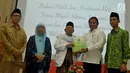 MUI mengeluarkan fatwa Nomor 24 Tahun 2017 tentang Hukum dan Pedoman Muamalah Melalui Media Sosial, Jakarta, Senin (5/6). Menkoinfo Rudiantara ikut hadir dalam konferensi pers yang dilakukan MUI terkait fatwa tersebut. (Liputan6.com/Helmi Afandi)