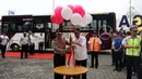 Menteri Perhubungan Budi Karya Sumadi dan Kapolri Jenderal Tito Karnavian melepas balon ke udara sebagai tanda Operasi Green Line dan pelepasan Bus TransJabodetabek Premium di Mega City, Bekasi Barat, Senin  (12/3). (Liputan6.com/Arya Manggala)