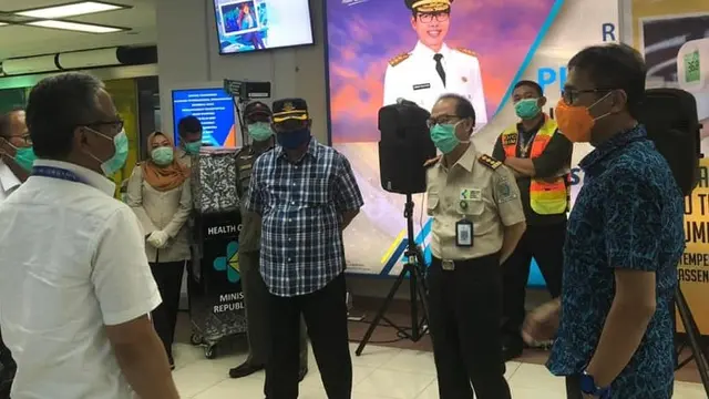 Gubernur Sumbar, Irwan Prayitno meninjau pengawasan pendatang di Bandara Internasional Minangkabau (BIM)