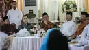 Suasana acara Buka Puasa Bersama di Rumah Dinas Ketua MPR RI, Jakarta, Senin (22/6/2015). Sejumlah tokoh Parpol tampak hadir dalam acara tersebut. (Liputan6.com/Faizal Fanani)