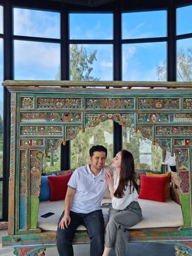 [Fimela] Arumi Bachsin dan Emil Dardak