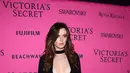 Gaun super mini yang dikenakan Ireland Baldwin sangat memamerkan paha dan kaki indahnya. Sepatu dengan aksen tali hitam pun dipilihnya untuk menjejakkan diri di karpet pink Victoria’s Secret 2015. (AFP/Bintang.com)