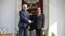 Presiden Jokowi berjabat tangan dengan Presiden Republik Serbia, Tomislav Nikolic di Istana Merdeka, Jakarta, Rabu (27/4). Pertemuan keduanya untuk meningkatkan komitmen kerjasama antara Indonesia dan Serbia  (Liputan6.com/Faizal Fanani)