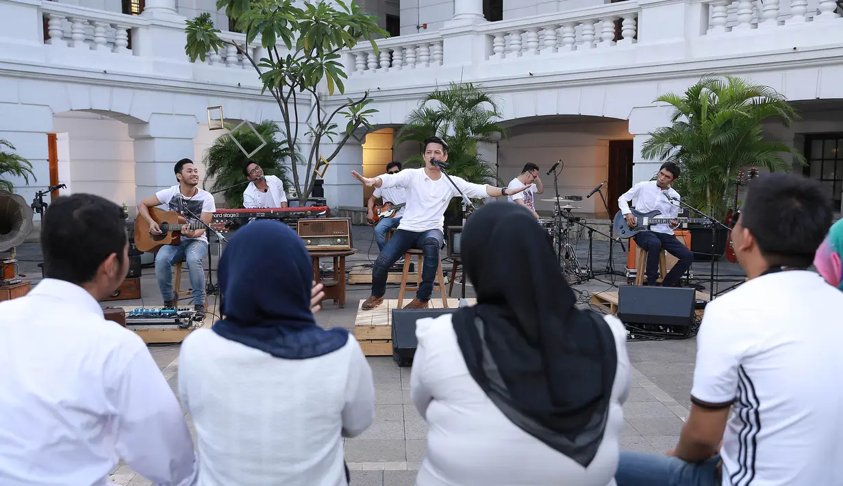 "Ini adalah hadiah buat kalian, 16 orang yang beruntung. Nyanyi buat kalian. Kenapa pilih konser di museum karena sebagian besar banyak yang kurang familiar ama museum. Saya pribadi senang ama sejarah," ucap Ariel. (Galih W. Satria/Bintang.com)