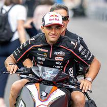 Jorge Martin saat tiba di Sirkuit Brno menggunakan skuter. (X/MotoGP)