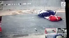 Ibu dan anak terjatuh dari sepeda motor saat dijambret. Pelaku berhasil mengambil kalung korban.