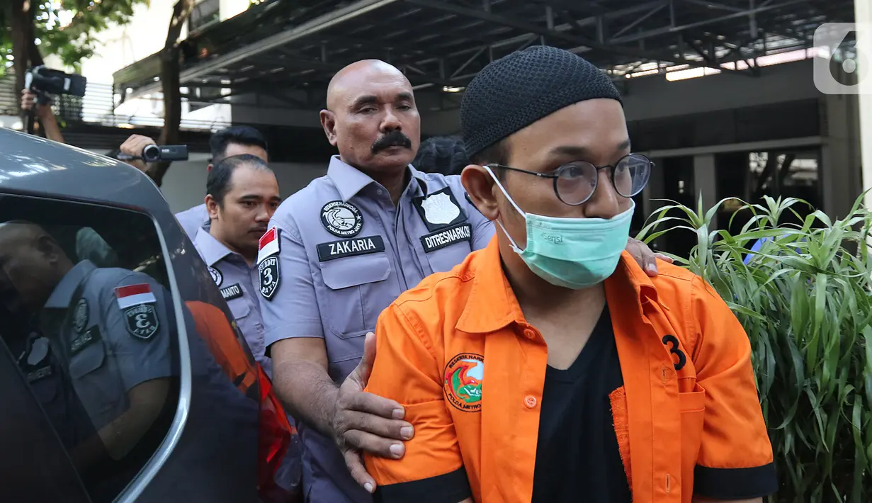 Polisi menghadirkan artis Rifat Umar dalam rilis kasus penyalahgunaan narkoba di Polda Metro Jaya, Jakarta, Jumat (4/10/2019). Rifat Umar diciduk polisi di kawasan Bintaro pada Rabu (2/10) dengan barang bukti bukti ganja seberat total 17362 gram. (Liputan6.com/Herman Zakharia)