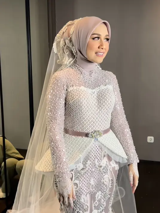 Bustier berwarna putih tersebut, terlihat kontras dengan warna dressnya sendiri yang berona ungu mauve. Sehingga semakin menciptakan ilusi bustier yang menonjol. (Foto: Instagram @rya_baraba)