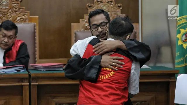Hadiri Sidang, Tio Pakusadewo Banyak Menunduk