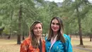 Luna Maya dan sahabatnya, Marianne Rumantir tengah menikmati momen libur Lebaran ke Bhutan. [Foto: IG/lunamaya].